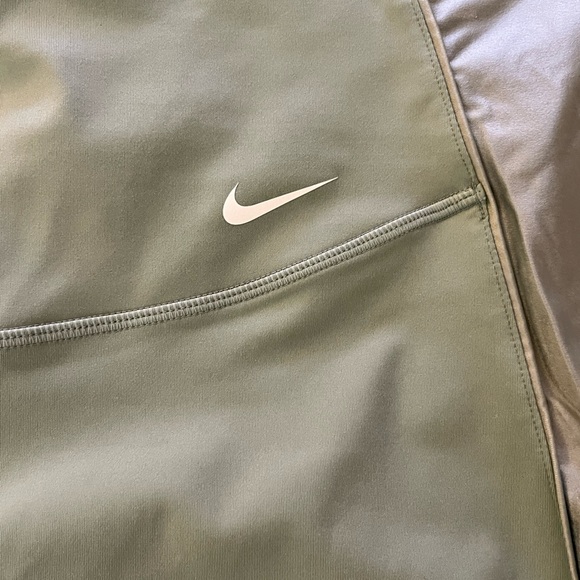 Woman’s Nike Yoga Pants size XL in Seafoam green - Picture 2 of 3